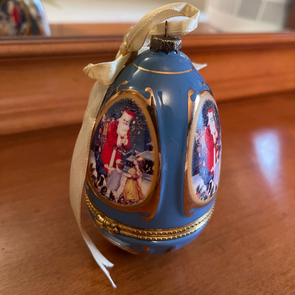 Vintage Mr. Christmas musical egg ornament music box blue Santa merry Christmas